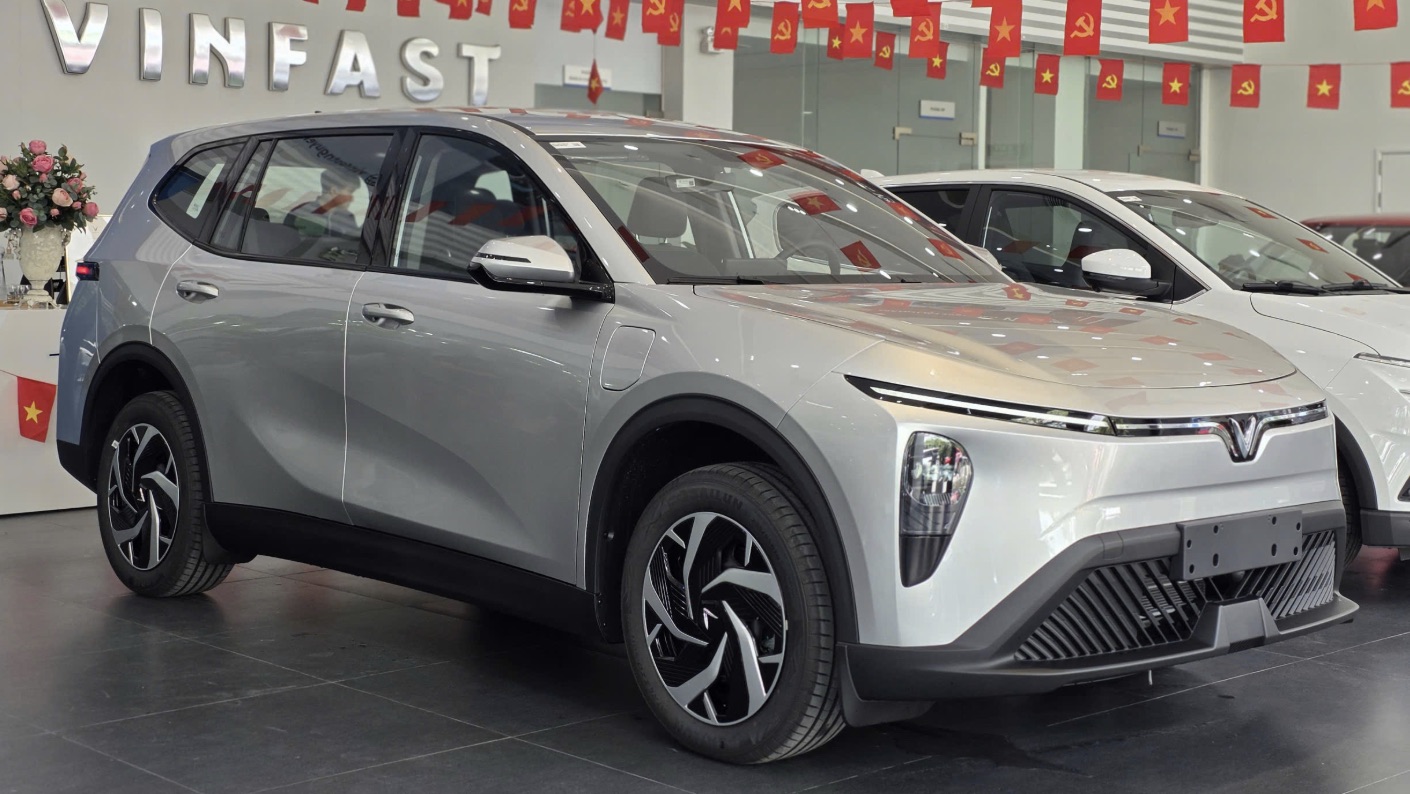 Thuê e limo green cho chuyến du lịch tiết kiệm